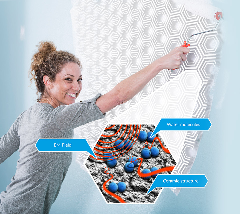 Kvinnen dekker veggen med ADR System Walls-impregneringsmiddel, som fysisk danner en overflate som beskytter mot elektromagnetiske filc.